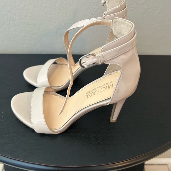 Michael Shannon Women's Beige Heels - Picture 6 of 9